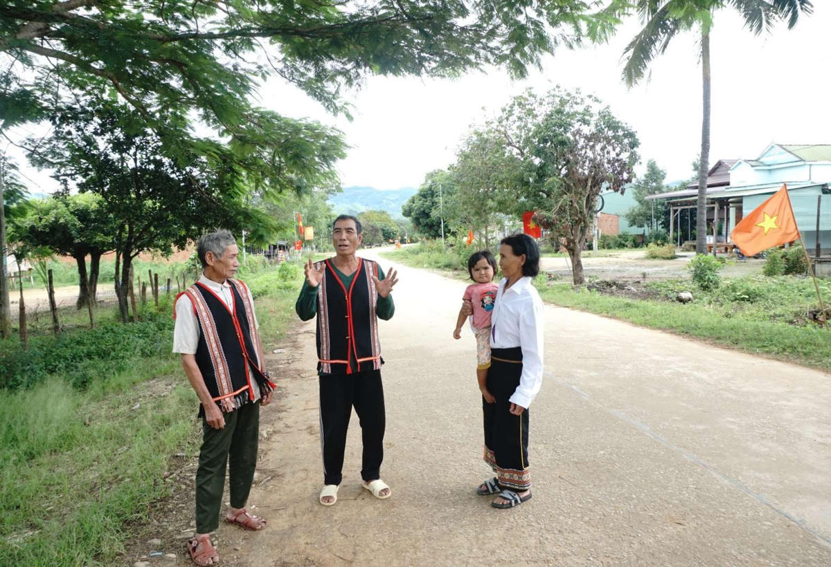 Già làng A Thiu (giữa) vận động, tuyên truyền nhân dân chấp hành các chủ trương của Nhà nước.