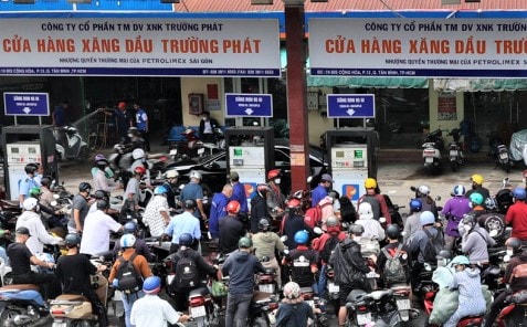 Tình trạng ùn ứ xảy ra tại các cây xăng trên địa bàn TP HCM do khan hiếm nguồn cung.  