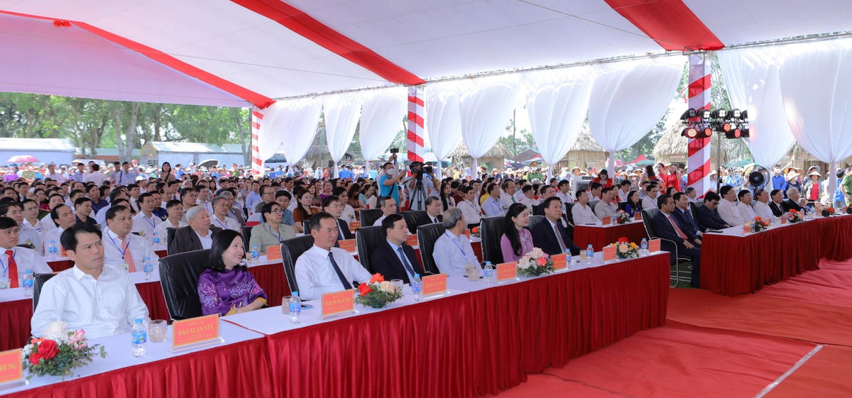 Đông đảo lãnh đạo các bộ, ngành Trung ương, địa phương và nhân dân đã về tham dự lễ hội.