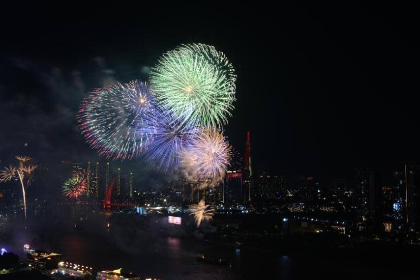 Mãn nhãn màn pháo hoa mừng 50 năm thống nhất đất nước tại Thành phố Hồ Chí Minh. (Ảnh: Mạnh Linh/TTXVN)