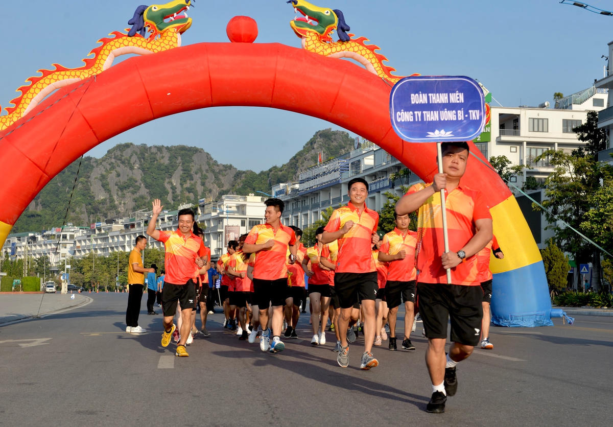 Quảng Ninh: Hơn 2.000 người tham gia Giải chạy kỷ niệm ngày Truyền thống ngành Than