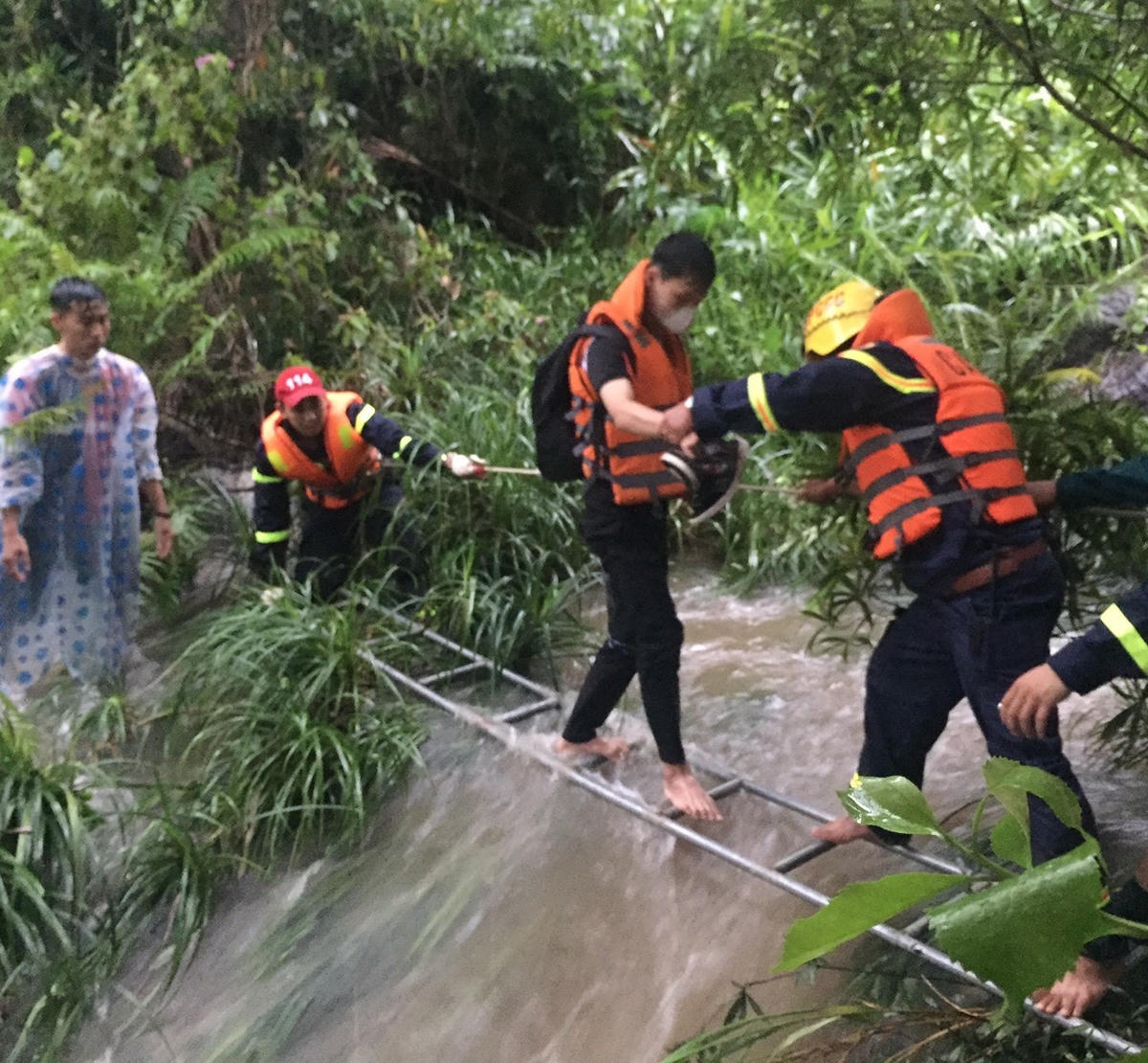 Lực lượng chức năng kịp thời cứu 23 người mắc kẹt tại suối Tiên.