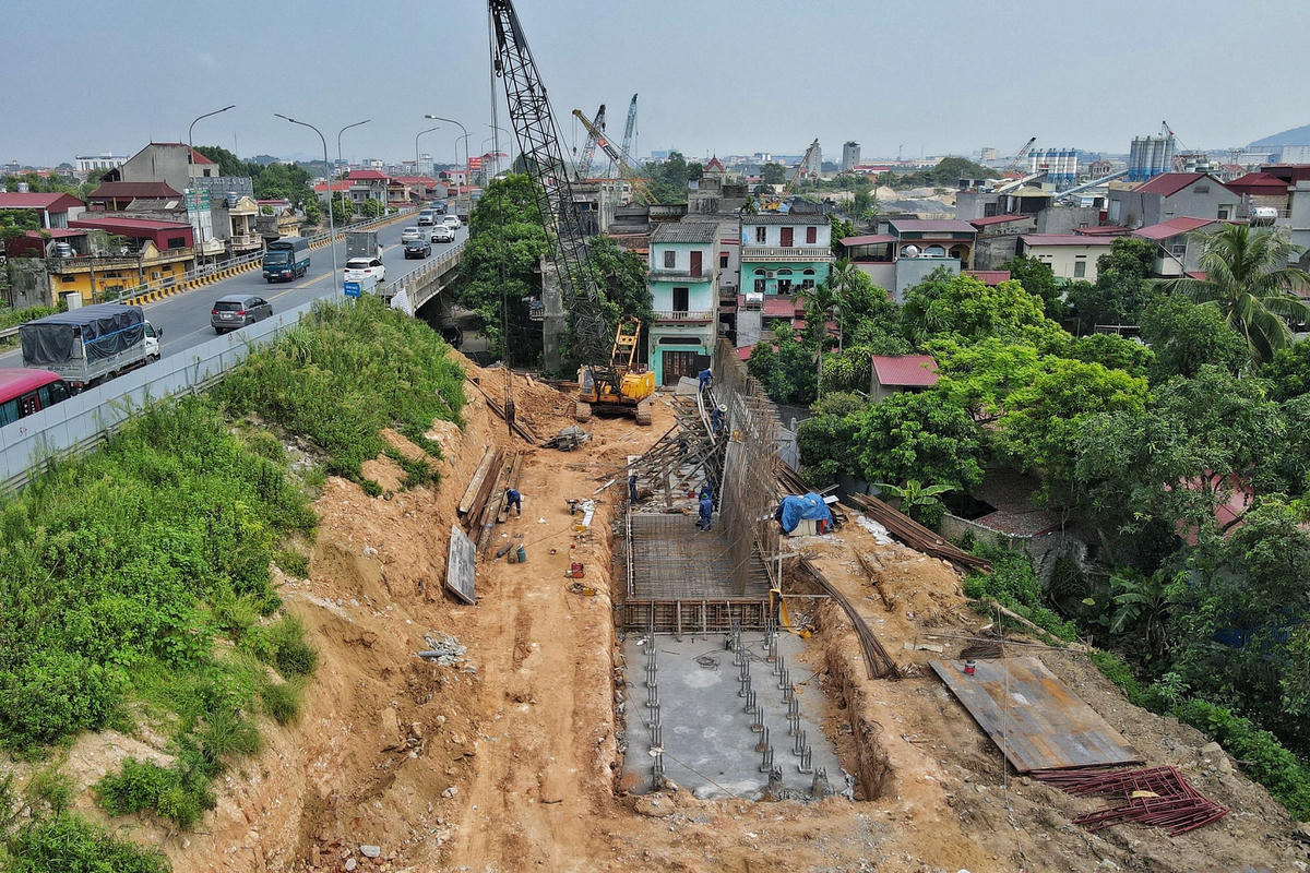 Hiện, sau gần 5 tháng triển khai thi công, đến nay, dự án xây dựng cầu Như Nguyệt 2 đã đạt khoảng hơn 50% khối lượng công việc.