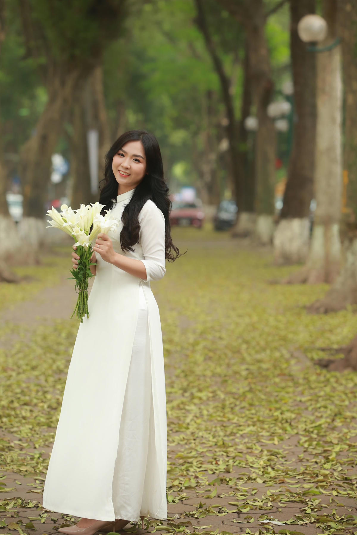 Bởi vậy, cứ đến mùa cây thay lá tại tuyến đường này là có không ít thiếu nữ với trang phục áo dài đến đây để lưu lại những khoảnh khắc đẹp đẽ này.