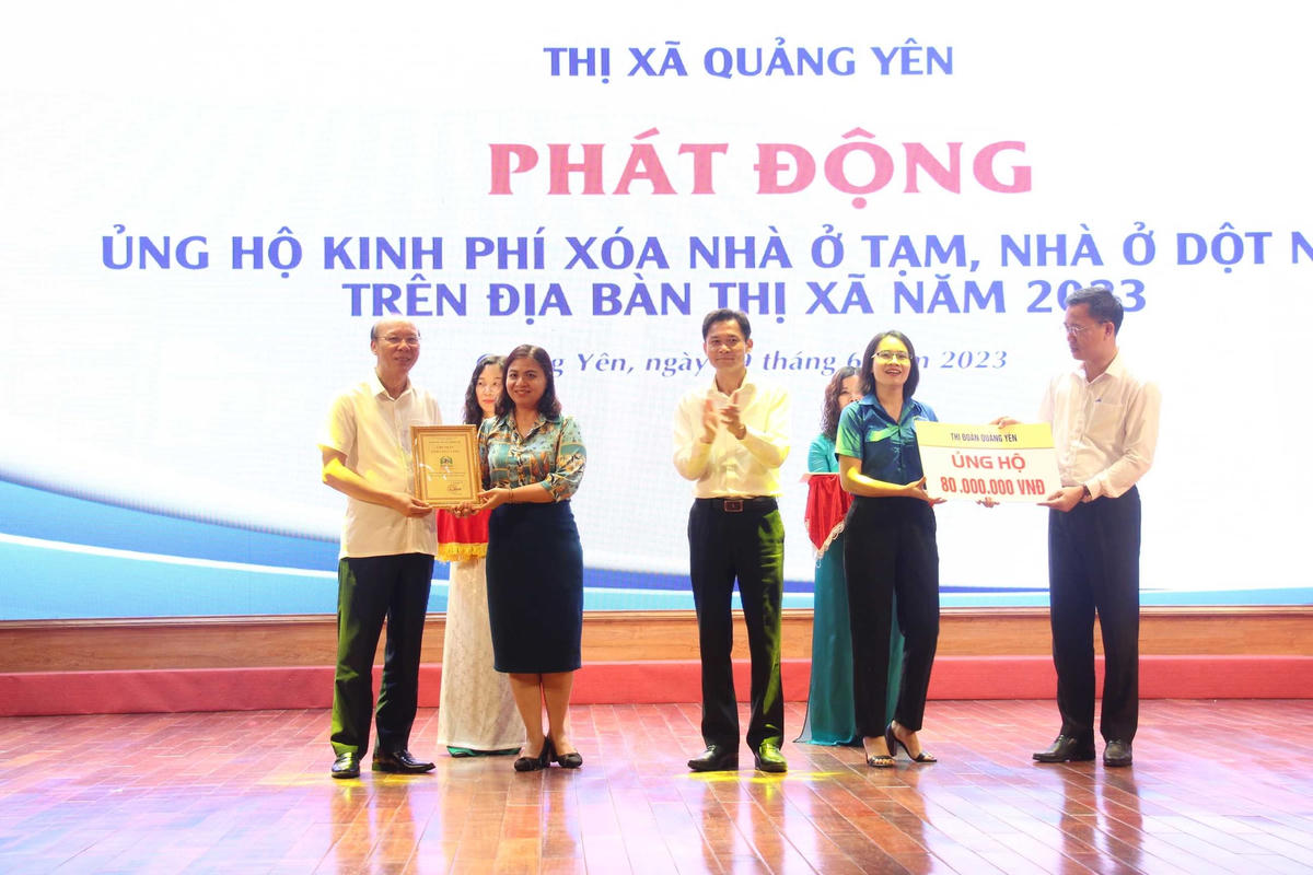 Thị xã Quảng Yên tiếp nhận kinh phí ủng hộ và ghi nhận tấm lòng vàng của các tập thể, doanh nghiệp, nhà hảo tâm. Ảnh: Cổng thông tin điện tử thị xã Quảng Yên.