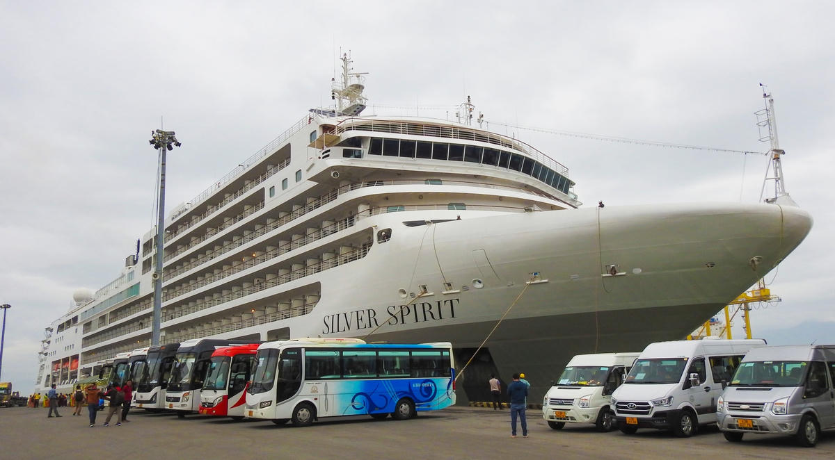Tàu du lịch Silver Spirit cập Cảng Tiên Sa (Đà Nẵng) sáng 23/1. Ảnh: Thanh Tùng.