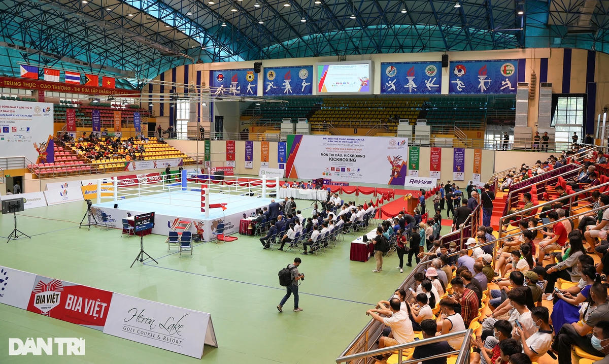Kịch tính võ sĩ kickboxing Việt Nam đấm bay mũ đối thủ tại SEA Games 31