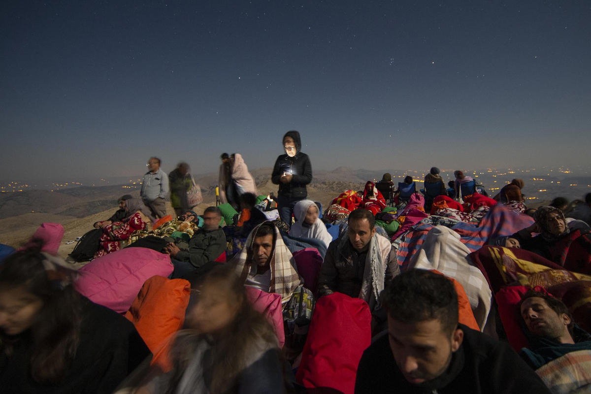 Hàng trăm người tụ tập để xem mưa sao băng Perseid giữa những bức tượng cổ trên đỉnh núi Nemrut. Ảnh: AP.
