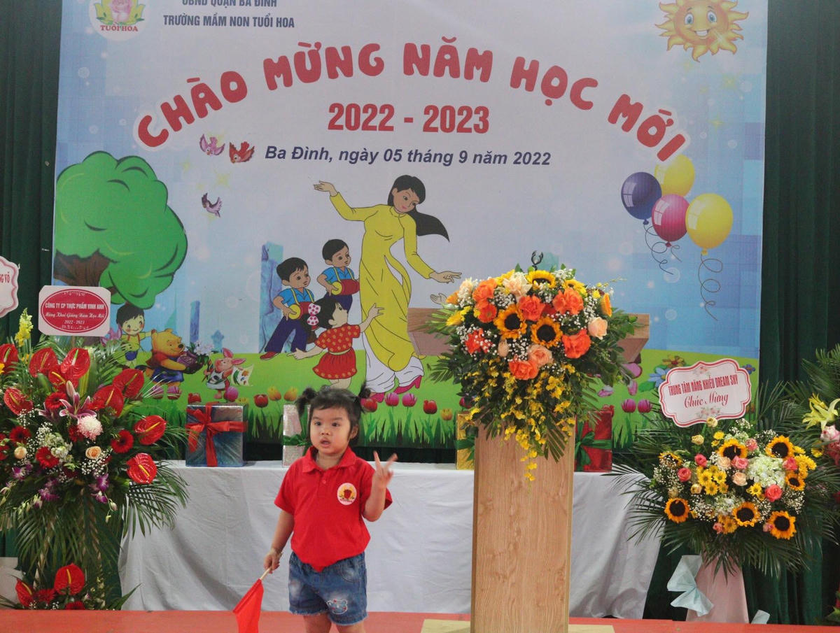 Sau hơn 1 năm phải học trực tuyến và nghỉ học do dịch Covid-19, các em nhỏ tỏ ra vui mừng khi được dự lễ khai giảng năm học mới 2022 – 2023 đúng với dự kiến.