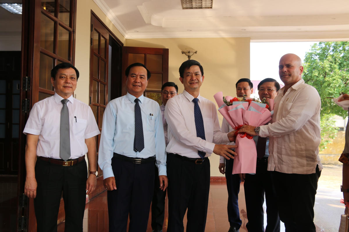Đoàn đại biểu cấp cao Ủy ban Bảo vệ Cách mạng Cuba chào xã giao lãnh đạo tỉnh Quảng Trị. 
