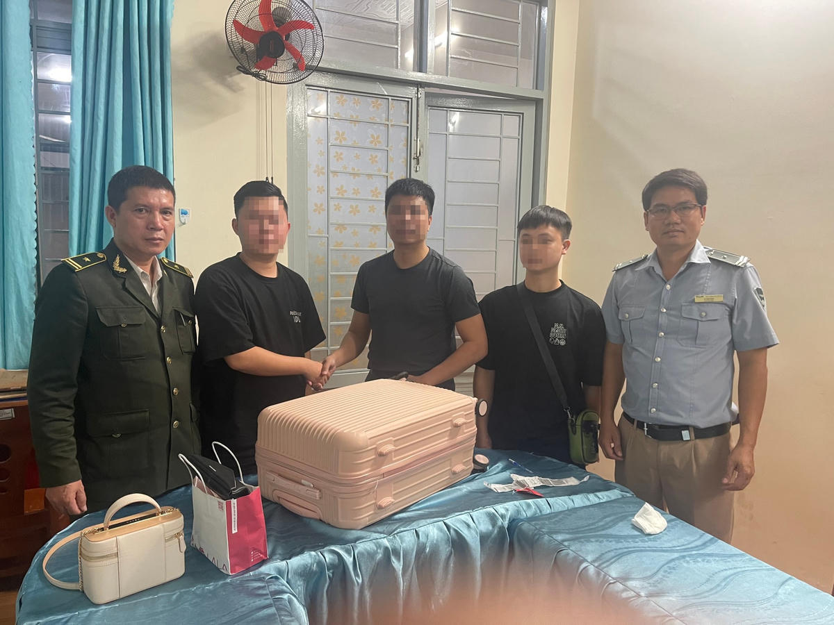 Hành khách nhận lại chiếc vali bị "cầm nhầm".