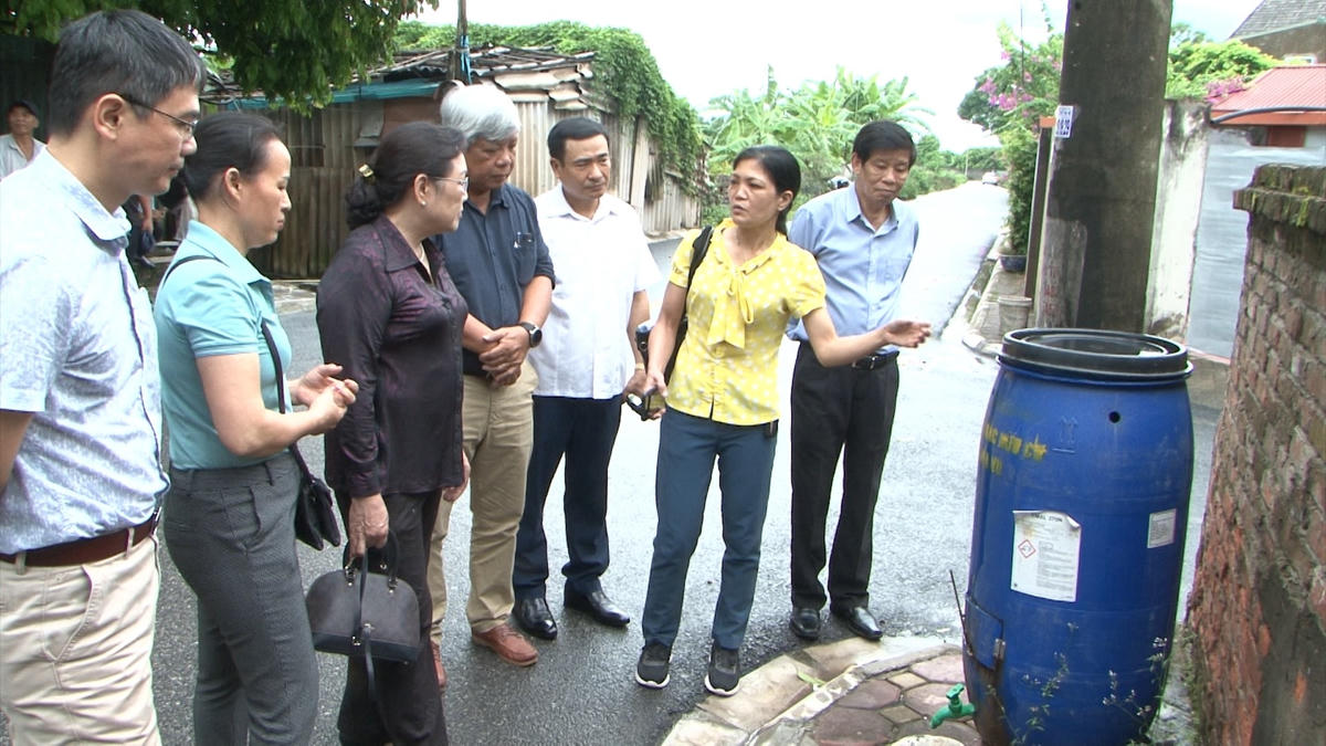 Đoàn công tác của Hội Nước sạch và Môi trường Việt Nam tham quan mô hình phân loại rác thải tại nguồn ở thôn Nghĩa Vũ, xã Dục Tú, huyện Đông Anh, TP Hà Nội.