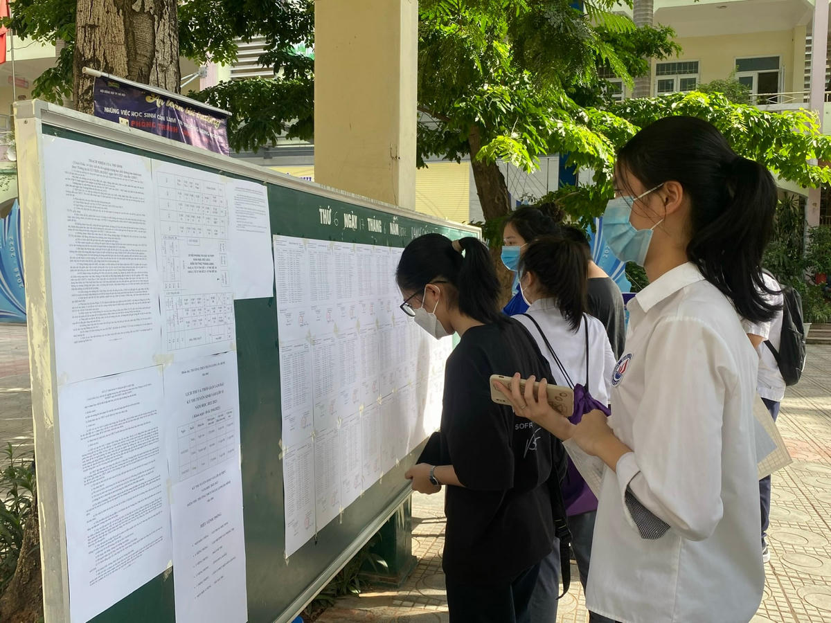 Theo quy chế, vào 7h30, trưởng các điểm thi họp, phổ biến quy chế cho toàn thể lãnh đạo, cán bộ coi thi, cán bộ giám sát, nhân viên phục vụ tại điểm thi để tất cả cùng nắm lại chắc chắn một lần nữa; 9h, thí sinh có mặt đầy đủ tại phòng thi để nghe cán bộ coi thi phổ biến quy chế thi.