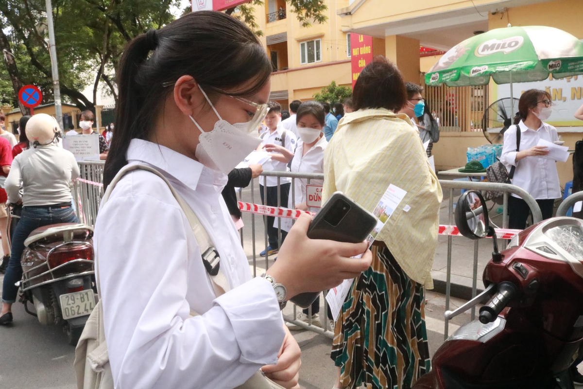 Ra khỏi phòng thi với tâm trạng phấn khởi, thí sinh Phạm Minh Ngọc, học sinh lớp 9A2, Trường THCS Thanh Quan (quận Hoàn Kiếm) cho biết, đề Ngoại ngữ khá dễ nên em làm dư thời gian 5-10 phút. “Với đề thi này, các bạn từ học lực trung bình cũng dễ dàng vượt qua nếu ôn tập theo hướng dẫn của thầy cô. Em làm được hết bài và dự kiến đạt khoảng 8 điểm trở lên”, Ngọc chia sẻ.