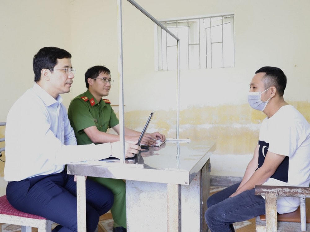 Thượng tá Nguyễn Hồng Phong, Giám đốc Công an tỉnh trực tiếp làm việc với Trần Quang Nam là đối tượng cầm đầu đường dây. Ảnh: CAHT.