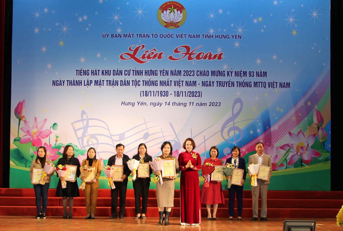 Bà Quách Thị Hương, Ủy viên Ban Thường vụ Tỉnh ủy, Trưởng Ban Dân vận Tỉnh ủy, Chủ tịch Ủy ban MTTQ tỉnh Hưng Yên trao giải Nhất toàn đoàn cho huyện Yên Mỹ.