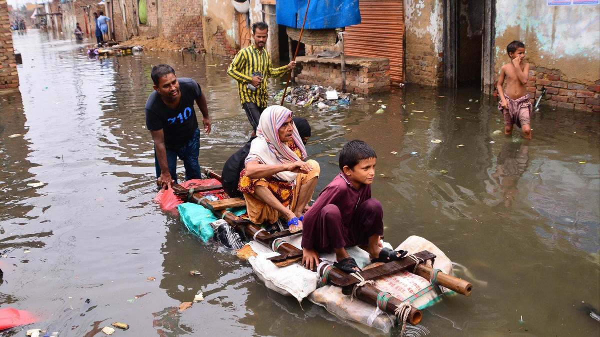 Người dân Hyderabad (Pakistan) trong lũ lụt.