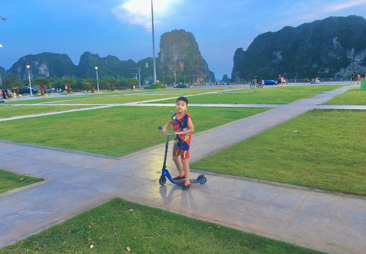 [Ảnh] Quảng Ninh: Hàng nghìn người dân đổ ra Quảng trường 30-10 'giải nhiệt' mùa hè