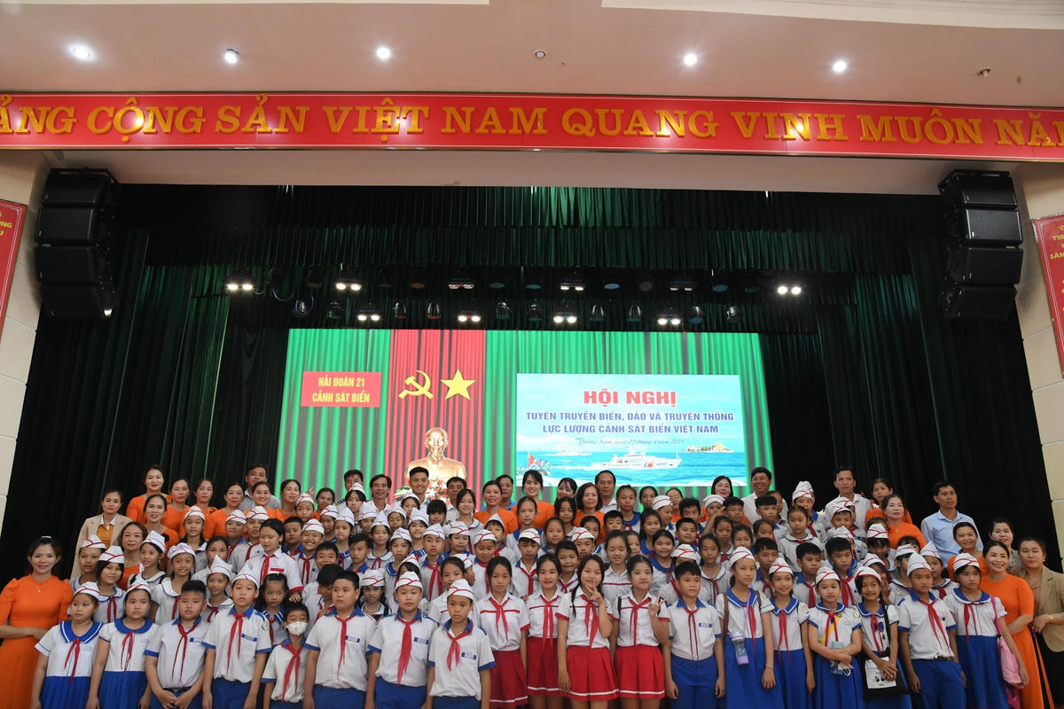 Các học sinh chụp ảnh lưu niệm tại cuộc thi.
