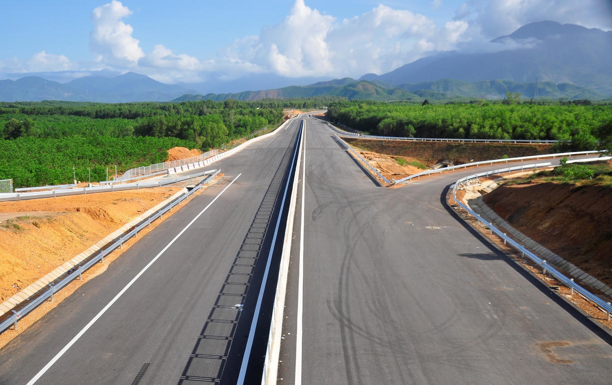 Tổ chức giao thông tạm thời đối với dự án thành phần đầu tư xây dựng đoạn Cam Lộ - La Sơn, thời gian thực hiện 2 tháng tính từ ngày 31/12/2022..