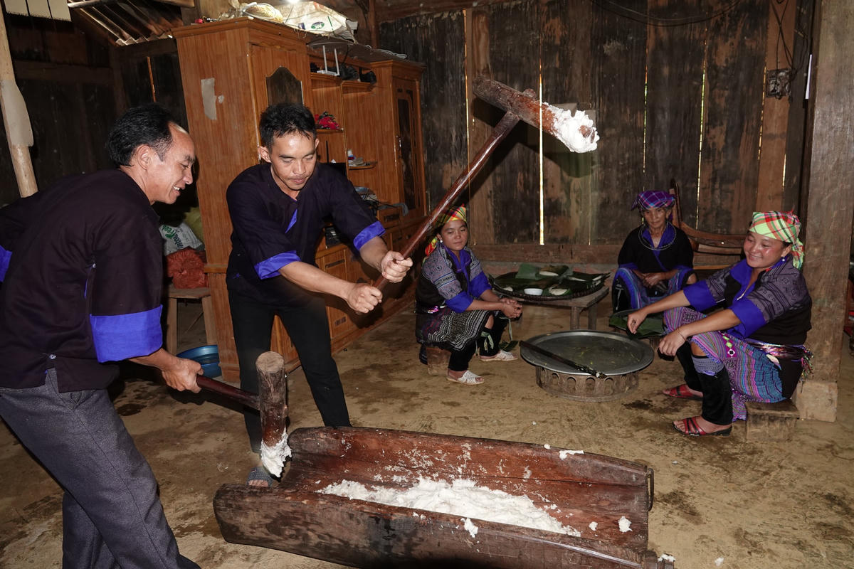 Giã bánh dày chuẩn bị cho ngày Tết Độc lập ở bản Mông.