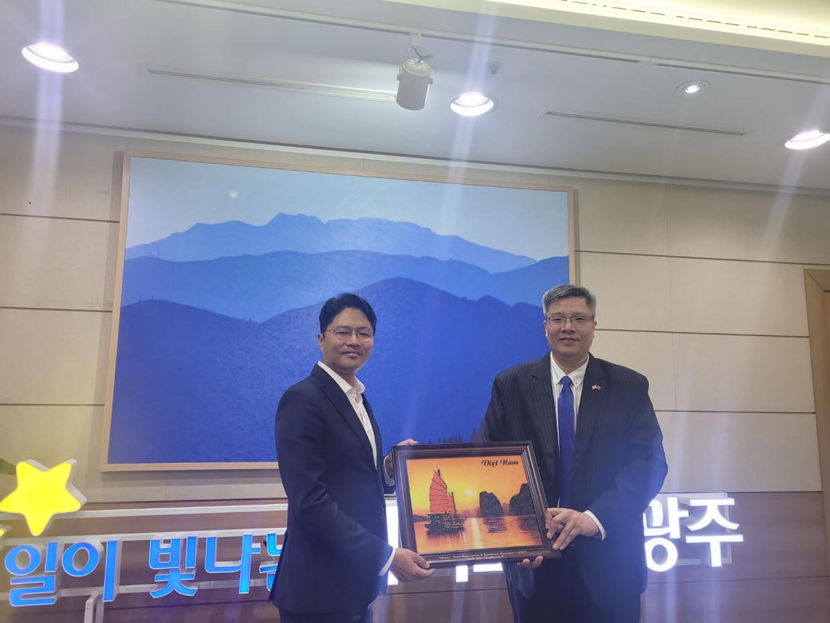 Chủ tịch VKBIA Trần Hải Linh tặng quà cho Phó Thị trưởng Gwangju Kim Gwang-Jin