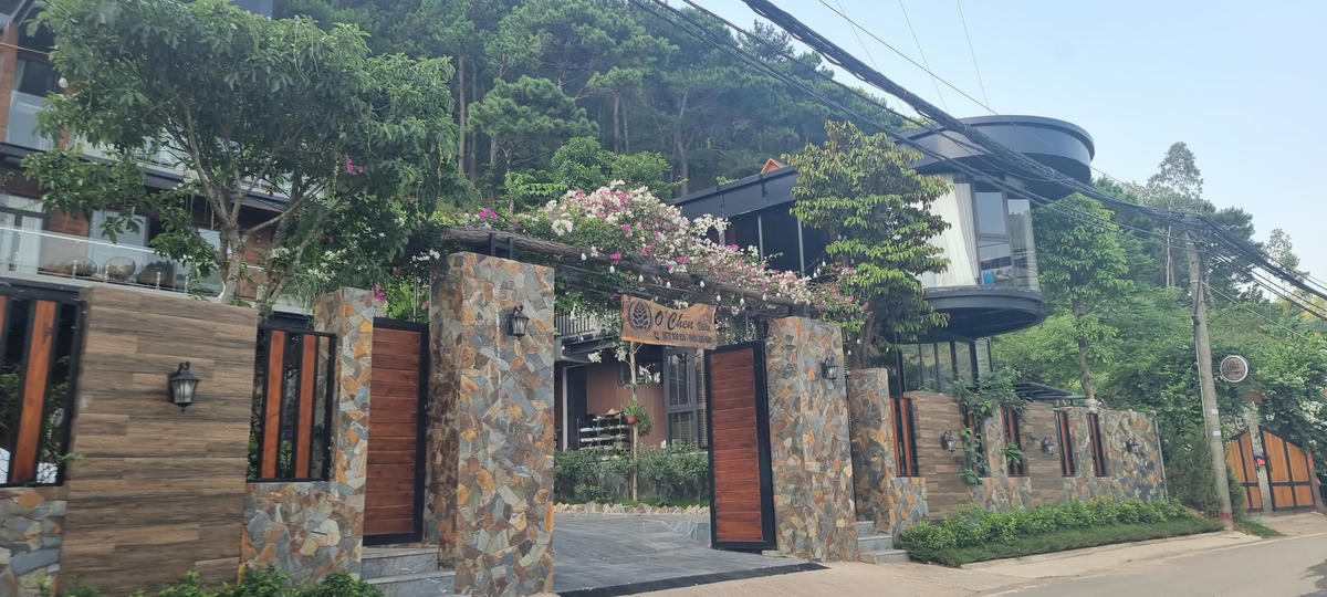 Một loạt những căn biệt thự vi phạm rộng cả nghìn mét vuông vẫn tồn tại, mở cửa kinh doanh.
