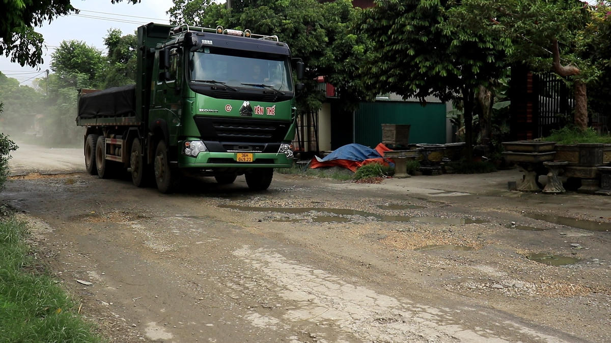 Hàng loạt ổ voi, ổ gà xuất hiện xuyên suốt trên tuyến đường 527 đoạn qua địa bàn phường Đông Sơn.