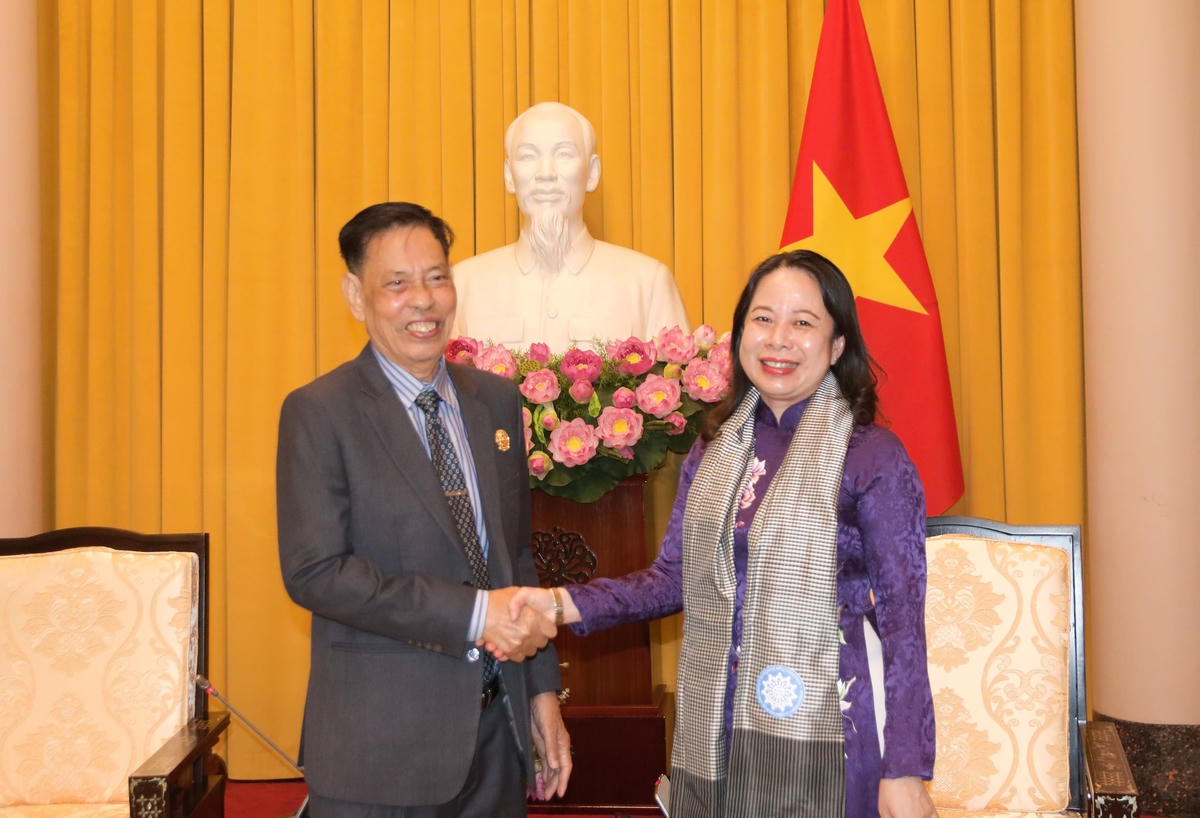 Ủy viên Trung ương Đảng, Phó Chủ tịch nước Võ Thị Ánh Xuân và ông Nhem Valy, Ủy viên Trung ương Đảng Nhân dân Campuchia, Phó Chủ tịch Thường trực kiêm Tổng Thư ký Hội đồng Quốc gia Mặt trận Đoàn kết Phát triển Tổ quốc Campuchia.