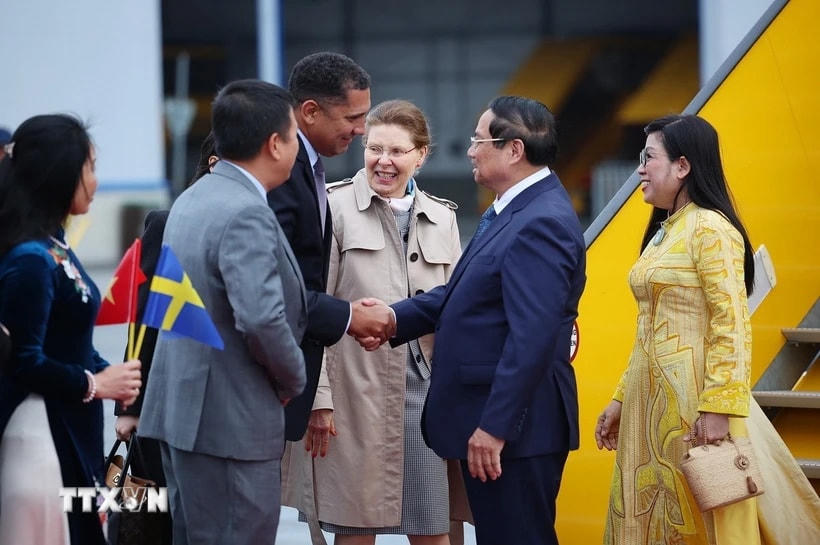Quan chức Thuỵ Điển đón Thủ tướng Phạm Minh Chính và Phu nhân tại Sân bay Quốc tế Arlanda. (Ảnh: Dương Giang/TTXVN)