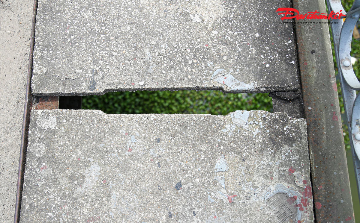 Nhiều vị trí tấm đan bị hở lớn từ 3 - 4 cm nếu không cẩn thận, người dân di chuyển trên đường bộ hành có thể gặp nguy hiểm bất cứ lúc nào.