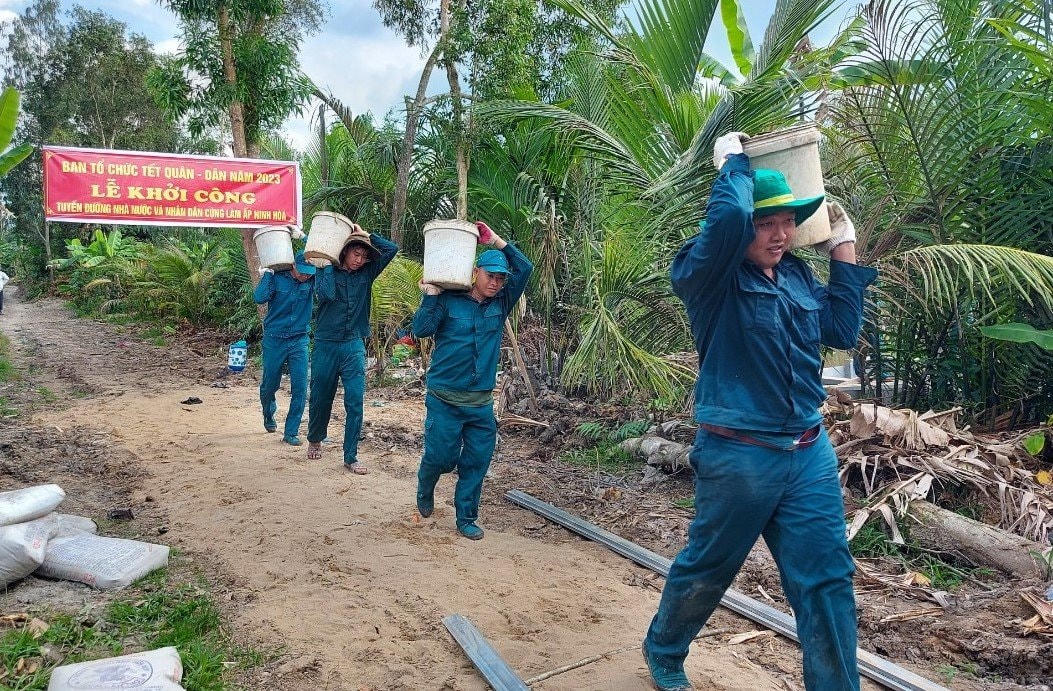 Lực lượng vũ trang tham gia làm đường giao thông nông thôn.