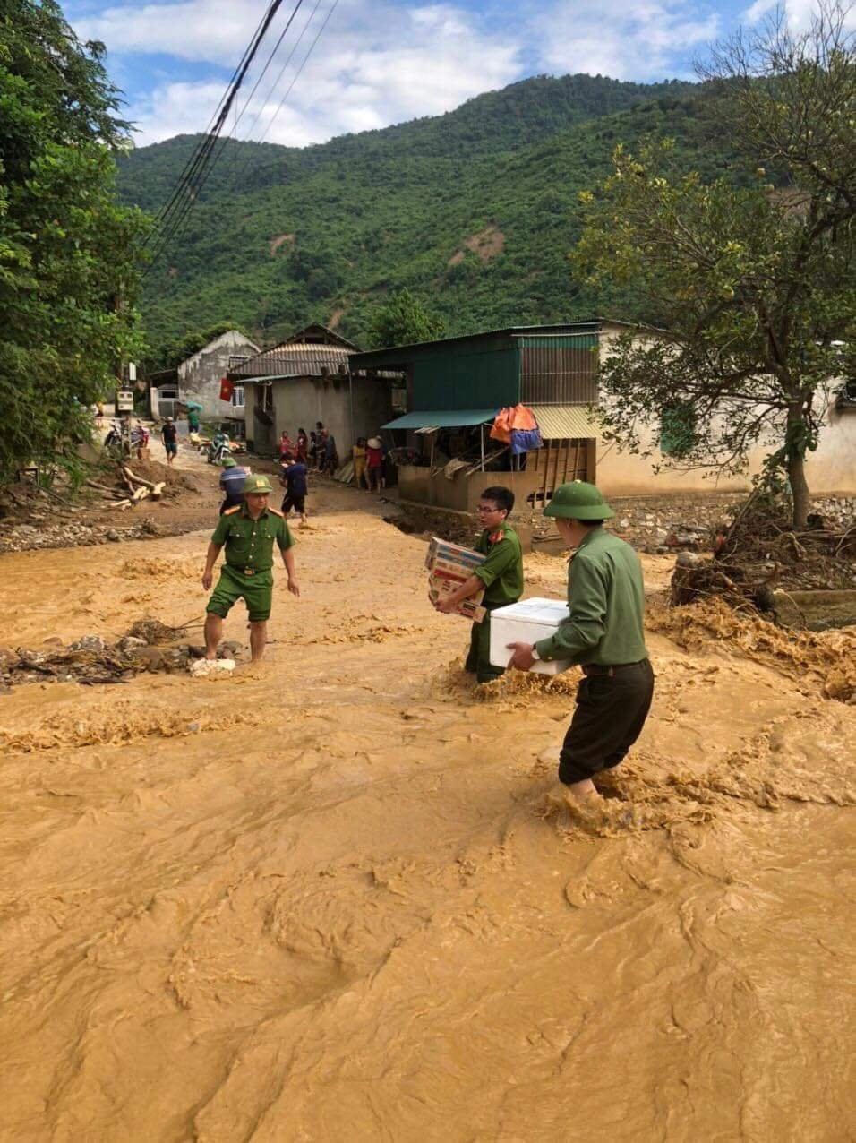 Công an huyện Kỳ Sơn mang mì tôm, thực phẩm vào cho người dân đang bị chia cắt.