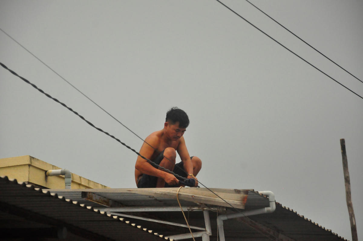 Kiểm tra lại mức độ chắc chắn của dây buộc níu giữ tấm tôn.