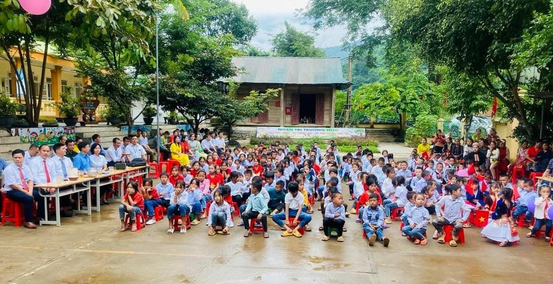Ngay từ sáng sớm, hàng trăm học sinh trưởng Tiểu học Mai Sơn, huyện Tương Dương (Nghệ An) có mặt để dự lễ khai giảng năm học 2022-2023.