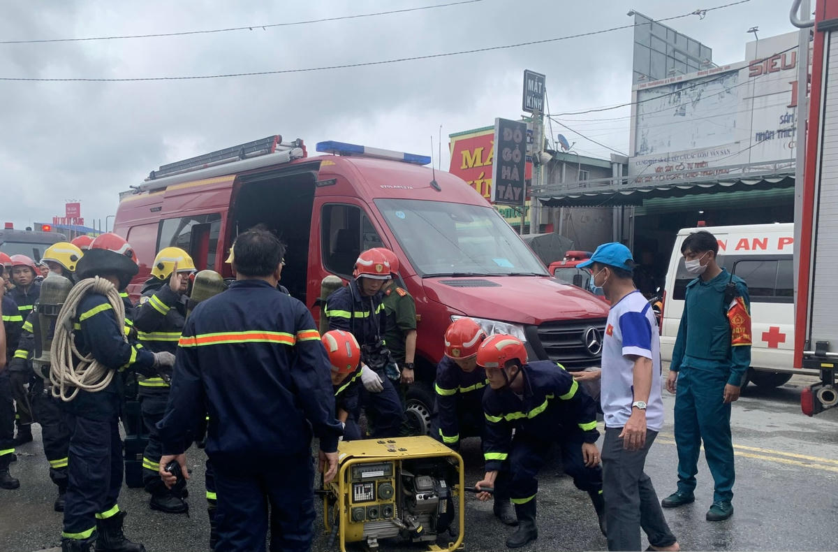 Lực lượng chuyên nghiệp từ TP HCM được điều động tăng cường công tác cứu nạn tại karaoke An Phú (ảnh: S.Sơn).