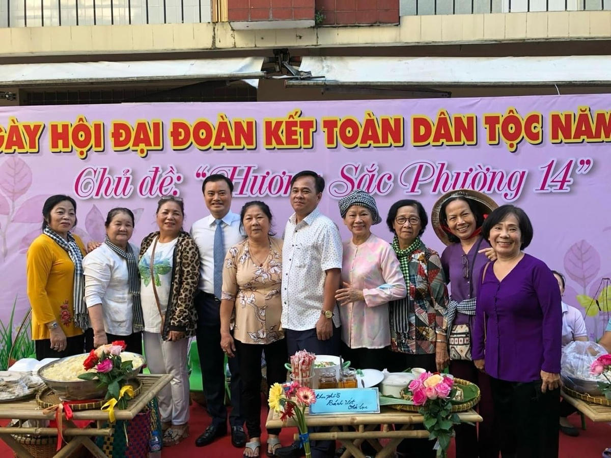 Ông Bùi Xuân Cường chia sẻ niềm vui với người dân khu phố 2 tại ngày hội.