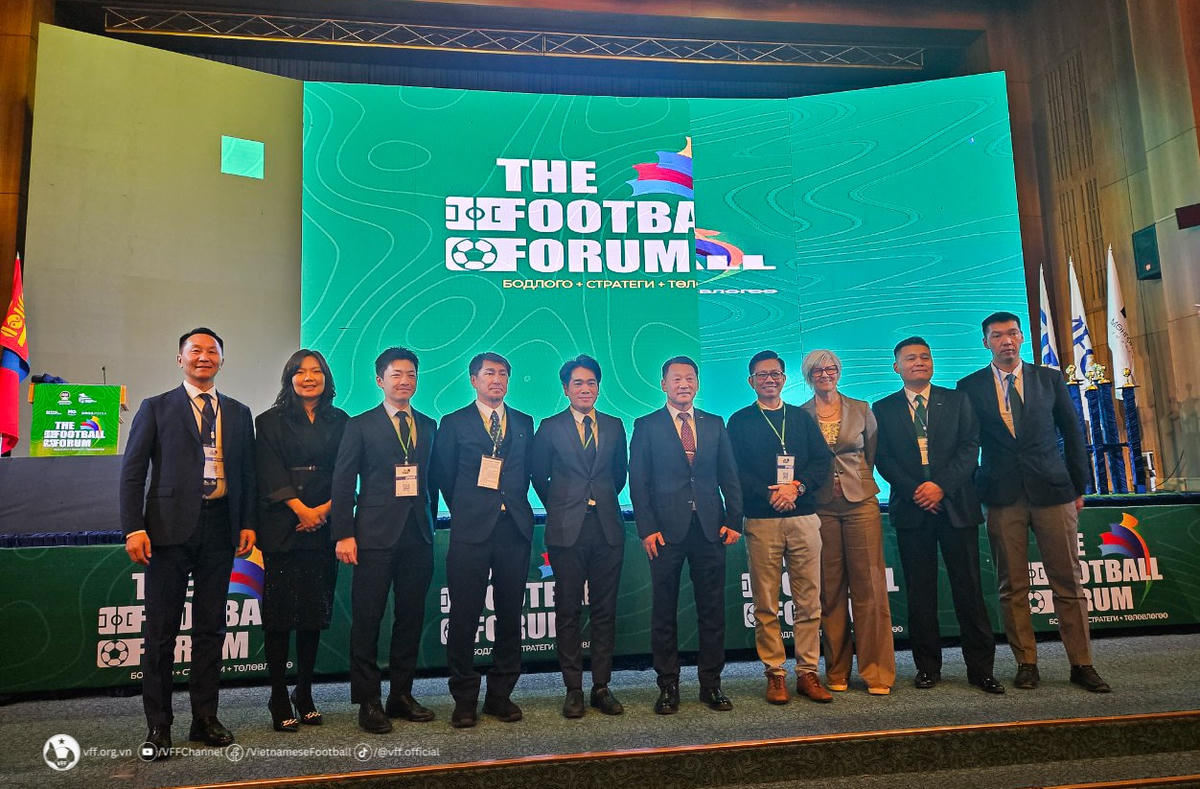 HLV Hoàng Anh Tuấn và các thành viên tại hội nghị. Ảnh: VFF.