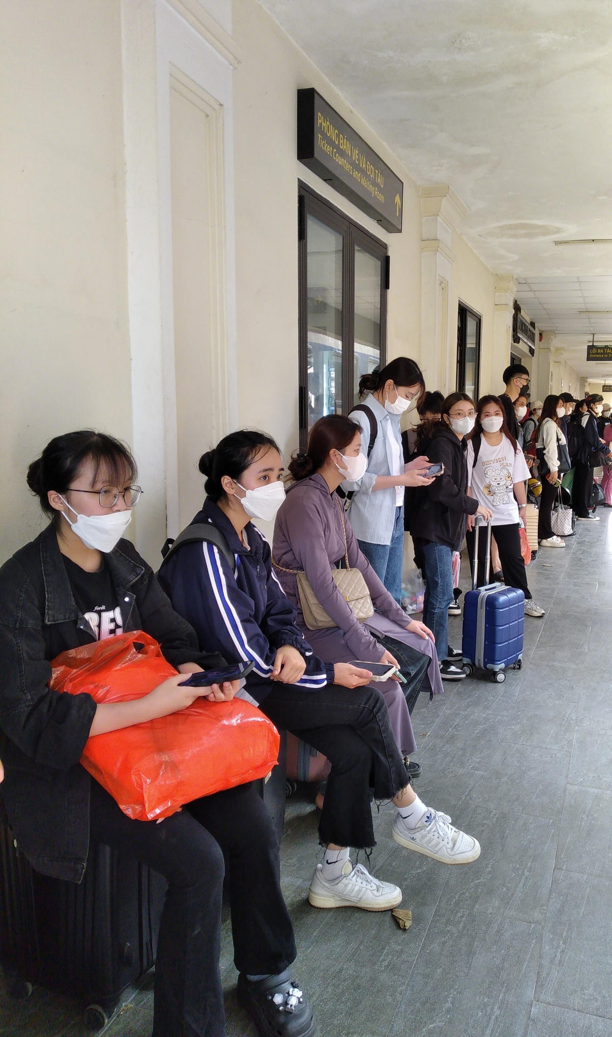 Người dân ngồi đợi tàu tại ga Long Biên ngày 27/4.