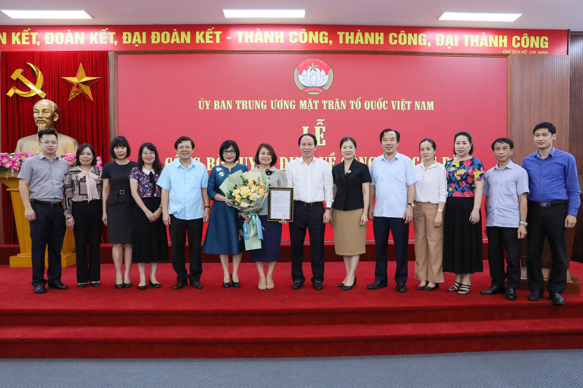 Các đại biểu chụp ảnh lưu niệm chúc mừng Tân Trưởng ban Dân chủ - Pháp luật.