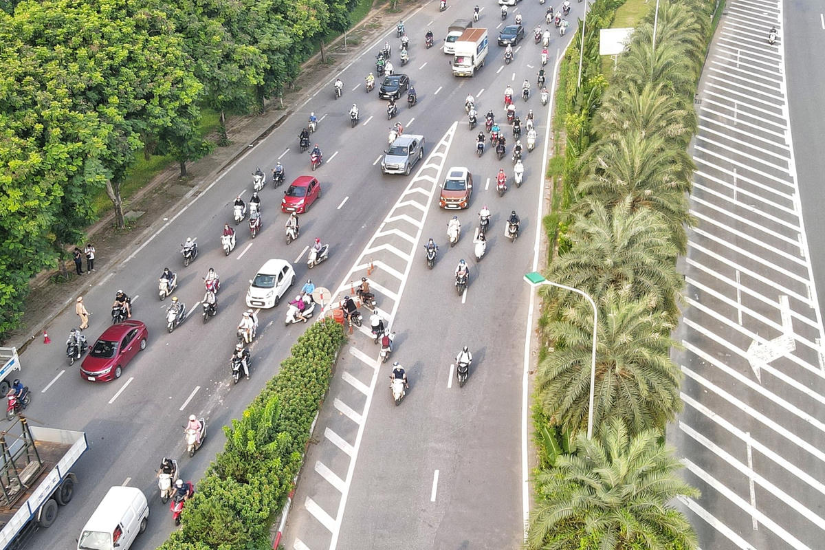 Dù có mặt lực lượng chức năng nhưng nhiều phương tiện vẫn cố tình vi phạm.