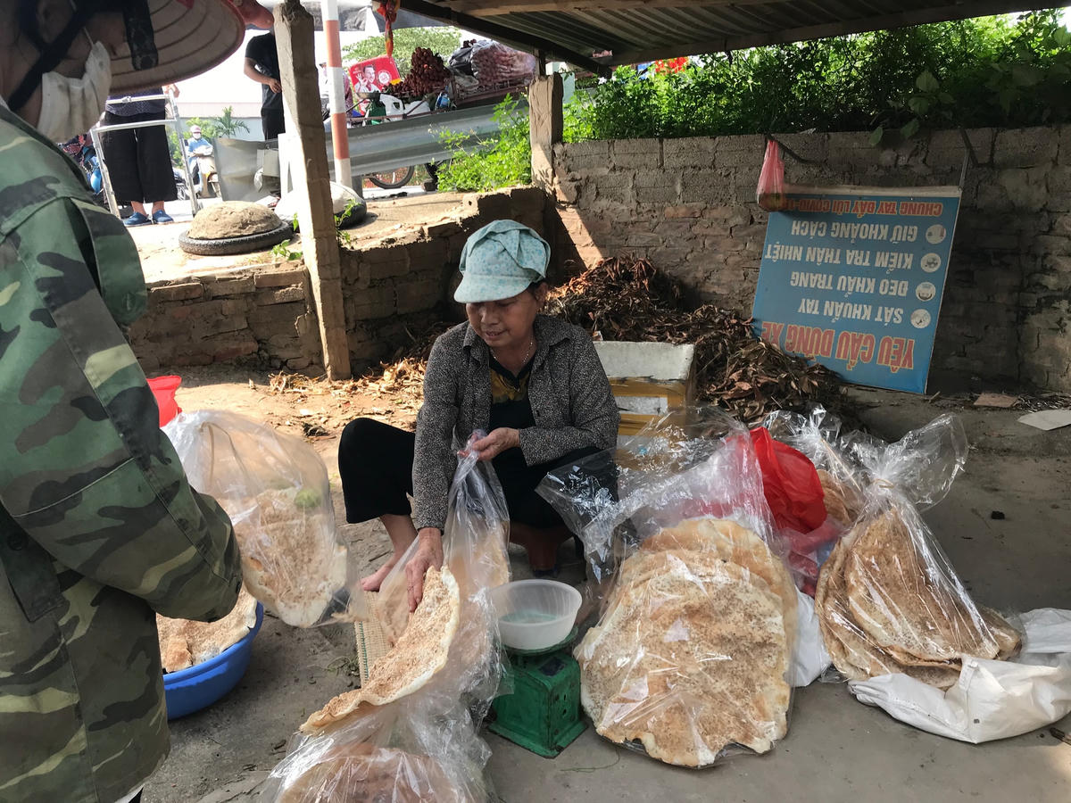 Hàng bánh đa ở chợ quê. Ảnh: Hữu Thái.  