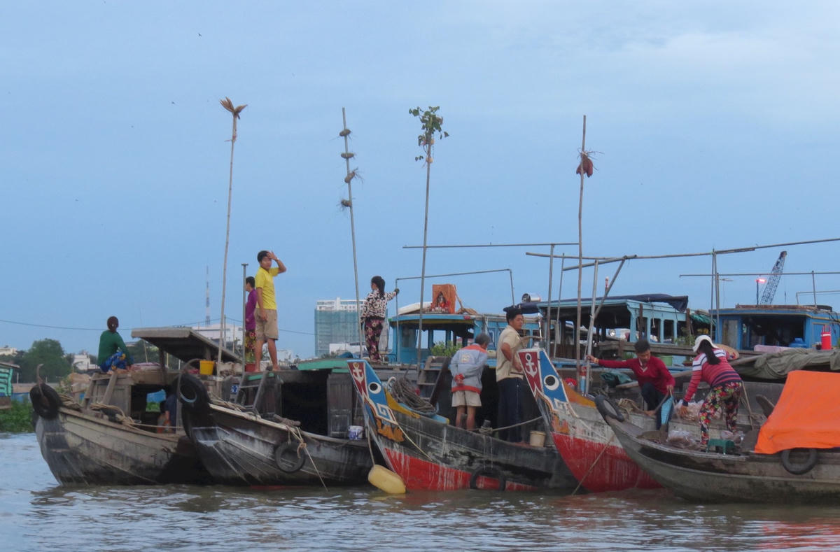 Ảnh 4-Trăm năm chợ nổi thương hồ