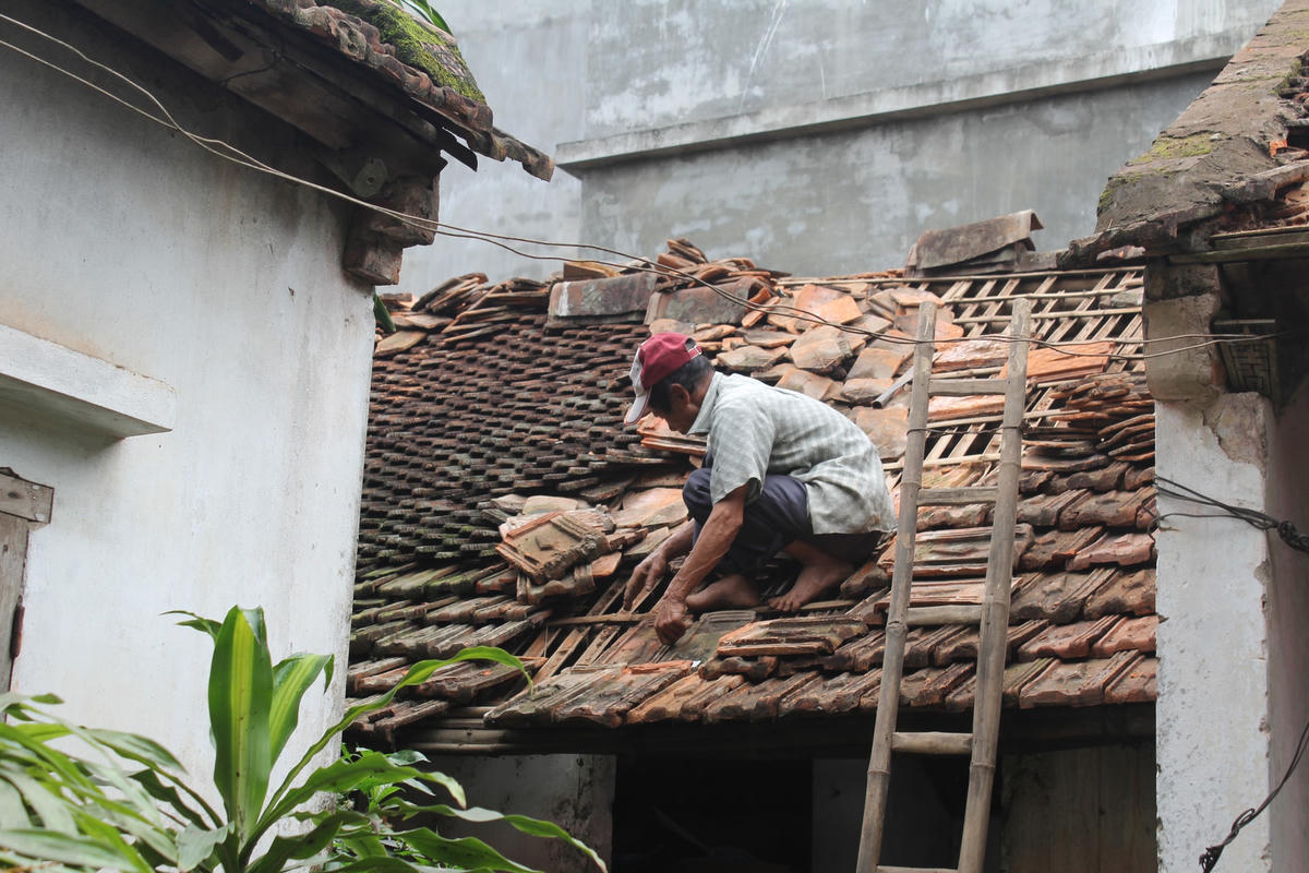 Lợp ngói không khó, nhưng đòi hỏi sự khéo tay và một số kỹ năng để mái nhà không nhanh bị xô, bị dột.  