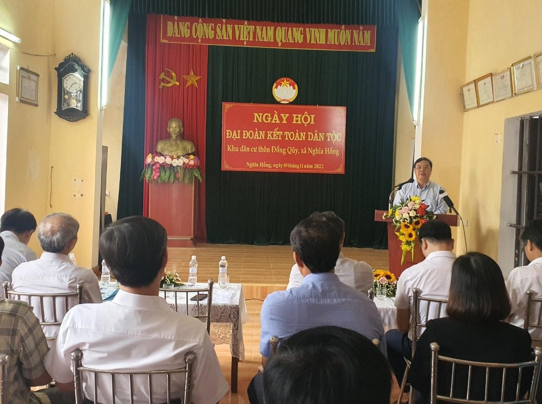 Bí thư Tỉnh ủy Nam Định Phạm Gia Túc trò chuyện với cán bộ, nhân dân thôn Đồng Quỹ.