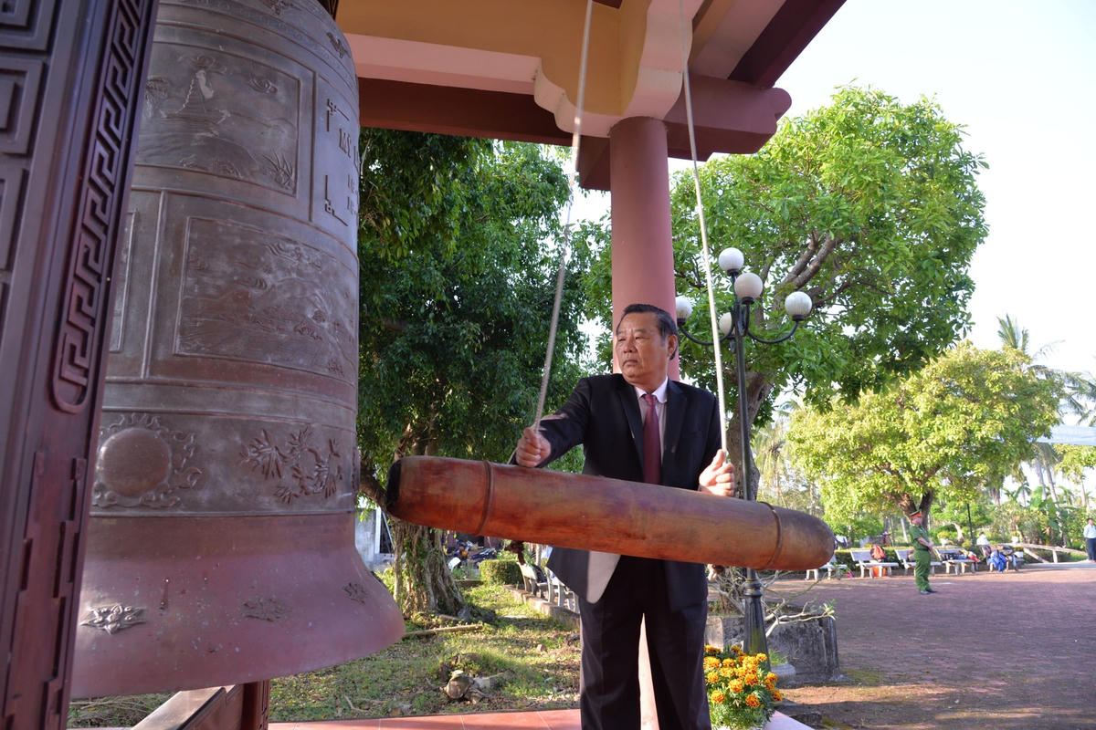 Đánh chuông tưởng niệm 504 thường dân vô tội. 