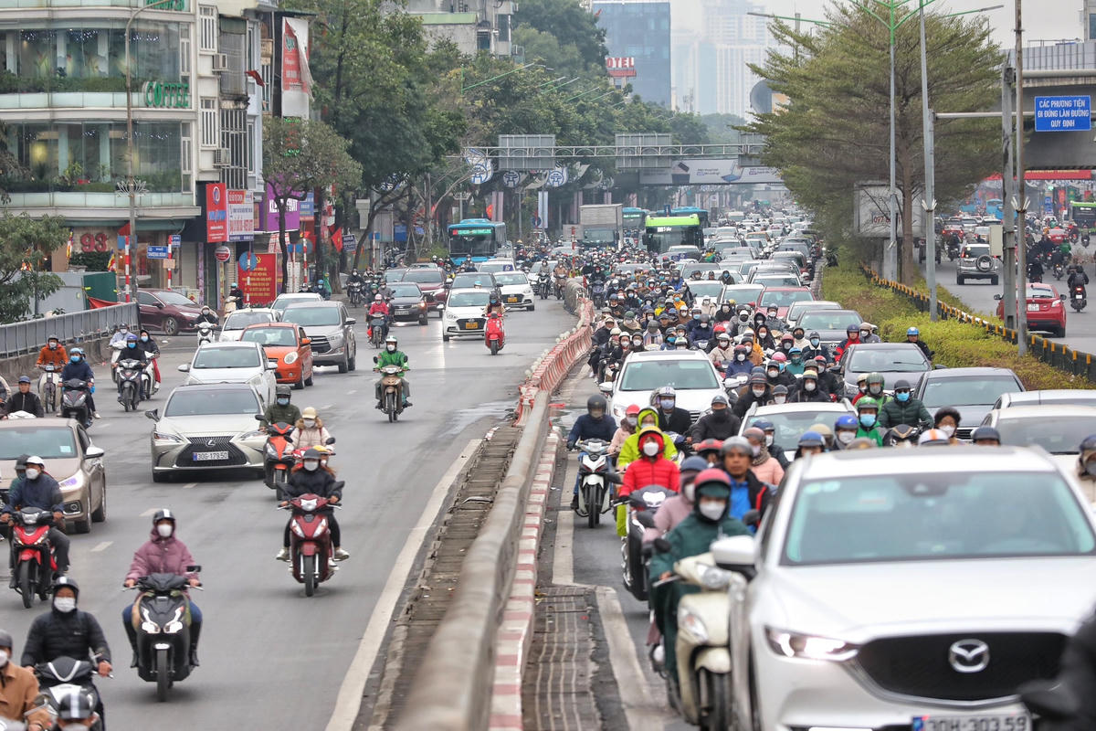 Tại chân cầu vượt Ngã Tư Sở lúc 9h sáng ùn ứ kéo dài.