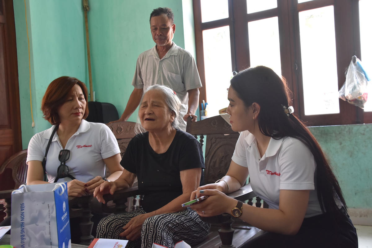 Bà Hoàng Thị Thếch (xã Nam Tiến) là vợ liệt sĩ, lại có con khuyết tật, đến nay tuổi đã cao lại thường xuyên đau ốm, hoàn cảnh gia đình hết sức khó khăn.