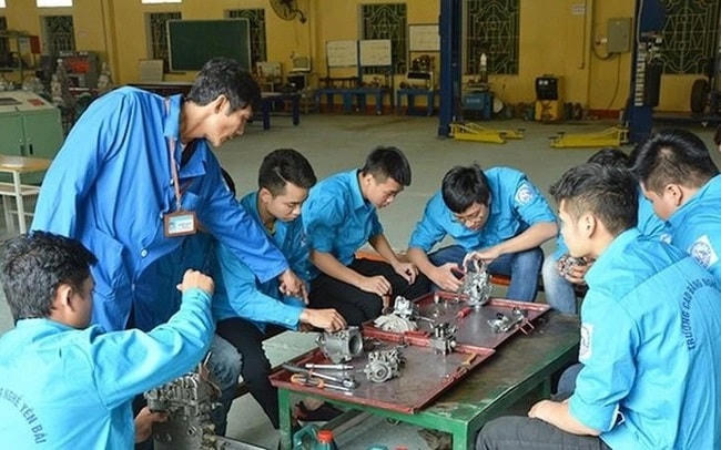 Lớp dạy nghề sửa xe máy ở Trường cao đẳng nghề Yên Bái. Ảnh: VTV.