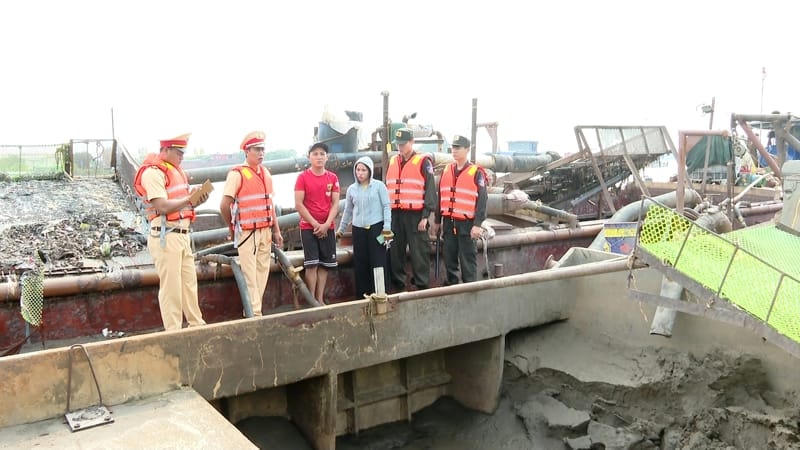 Lực lượng chức năng bắt giữ 4 chiếc tàu hút cát trái phép.